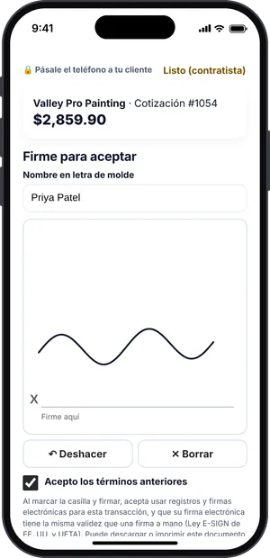Un cliente firmando una cotización en el teléfono